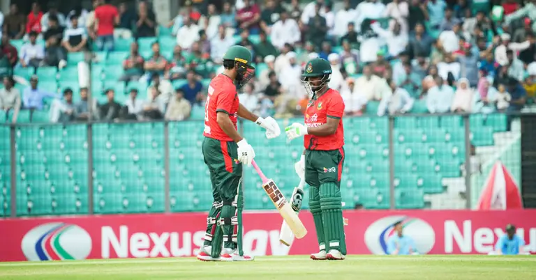 মাঠে বাংলাদেশি দুই ব্যাটার